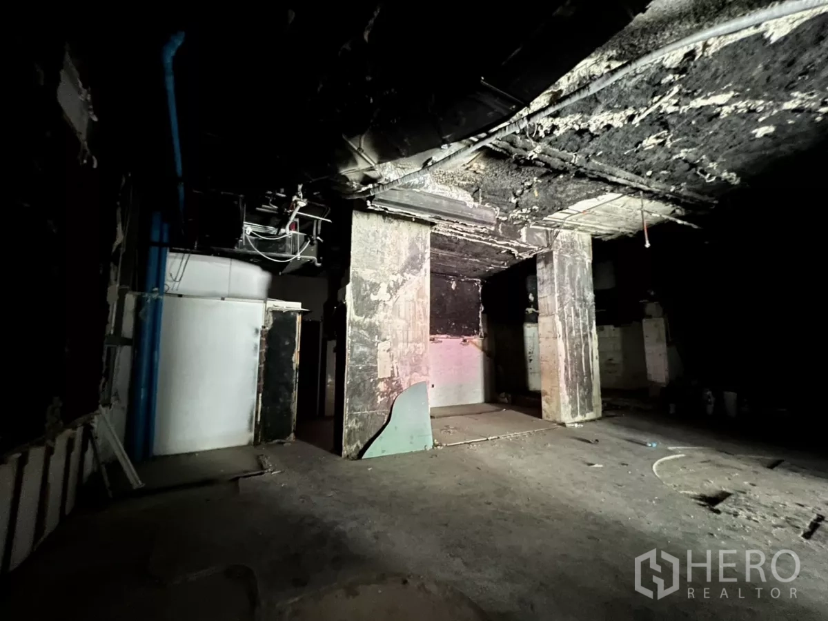 零售空间 出租在Khlong Toei, Bangkok - 毛坯室内，裸露机电与混凝土柱，便于后续分隔。