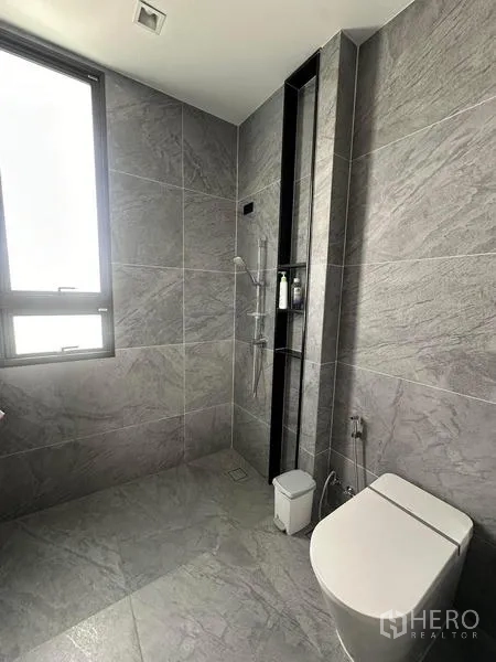 บ้าน ให้เช่าในSaphan Sung, Bangkok - ห้องน้ำปูกระเบื้องสีเทา มีหน้าต่าง ฝักบัวแบบวอล์กอิน และโถสุขภัณฑ์