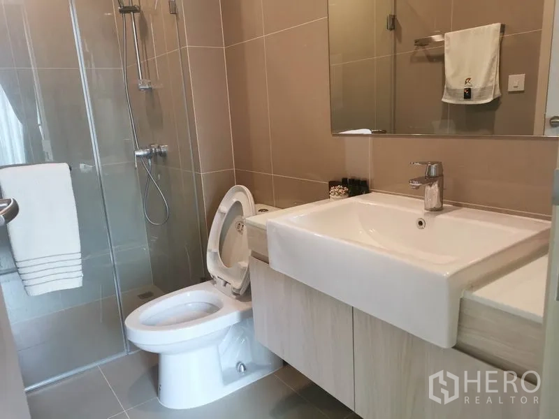 คอนโด ให้เช่าในWatthana, Bangkok - ห้องน้ำสไตล์โมเดิร์น ตู้อาบน้ำกระจก โถสุขภัณฑ์ และอ่างล้างหน้าขนาดใหญ่