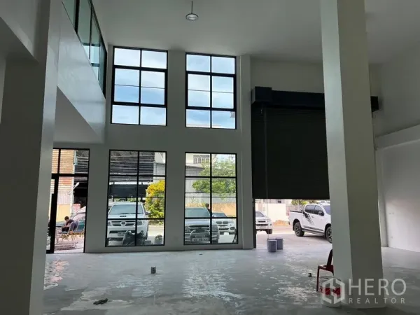 货栈 出租在Bang Sao Thong, Samut Prakan - 挑高装卸区，落地窗与电动卷帘门