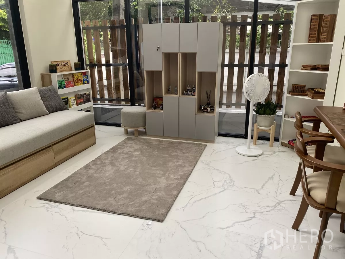 อาคารพาณิชย์ ให้เช่าในWatthana, Bangkok - โถงชั้นล่างสว่างด้วยกระจกเต็มผนัง พร้อมโซฟาและชั้นวางของ