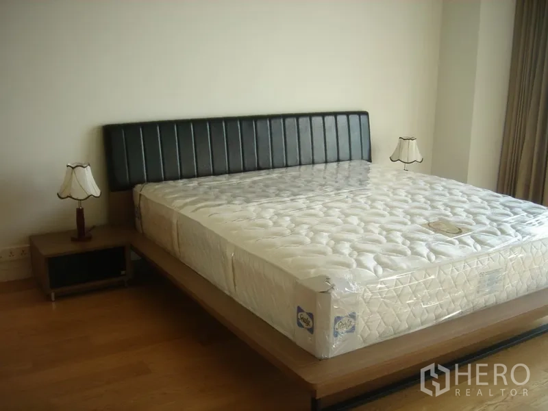 คอนโด ให้เช่าในSathon, Bangkok - ห้องนอนกว้าง เตียงคิงไซส์ หัวเตียงหนัง และโคมไฟหัวเตียง