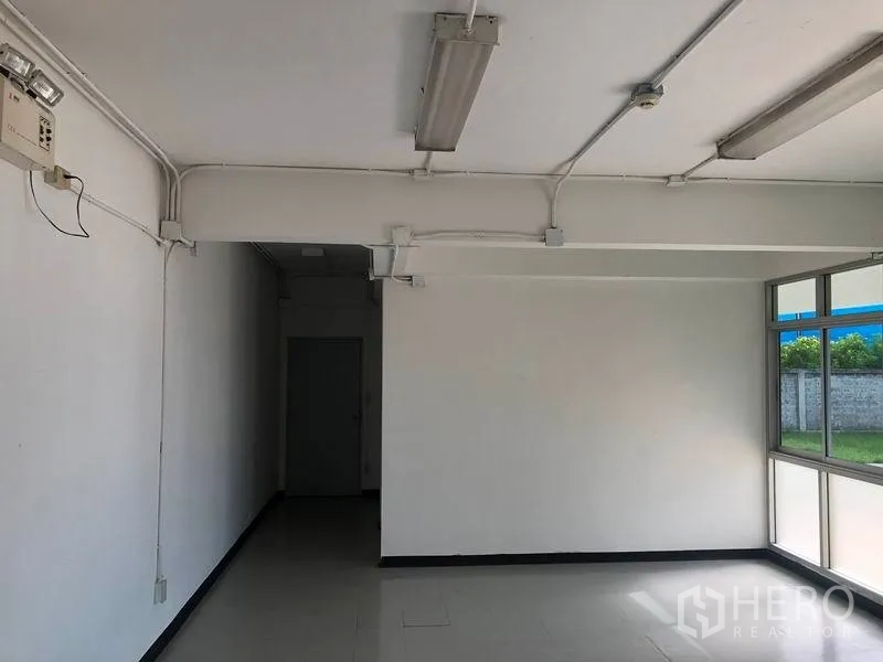 工厂 出租或出售在Bang Pa-in, Phra Nakhon Si Ayutthaya - 明亮的办公室，转角落地窗与日光灯。