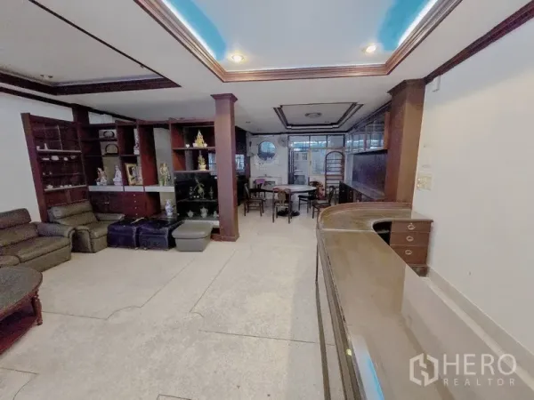 สำนักงานที่บ้าน ให้เช่าในSathon, Bangkok - โถงชั้นล่างกว้าง มีชั้นบิลท์อินไม้ ชุดรับแขก เหมาะเป็นพื้นที่ต้อนรับ