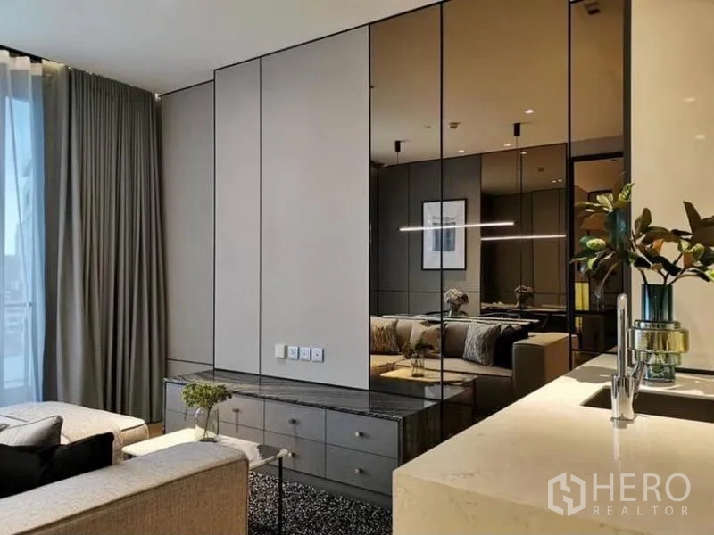 คอนโด ให้เช่าในKhlong Toei, Bangkok - ผนังทีวีตู้ลิ้นชักกระจกเงา ถัดจากเคาน์เตอร์ซิงก์ครัว