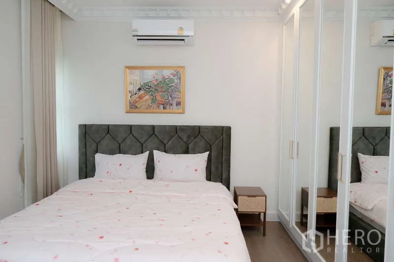 บ้าน ให้เช่าหรือขายในSaphan Sung, Bangkok - ห้องนอนรับแขกพร้อมตู้เสื้อผ้าบานกระจกและเครื่องปรับอากาศ