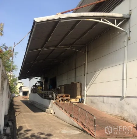 คลังสินค้า ให้เช่าในBang Phli, Samut Prakan - ท่าโหลดสินค้าพร้อมหลังคาคลุมและทางลาดข้างตัวโกดังสำหรับรถบรรทุก