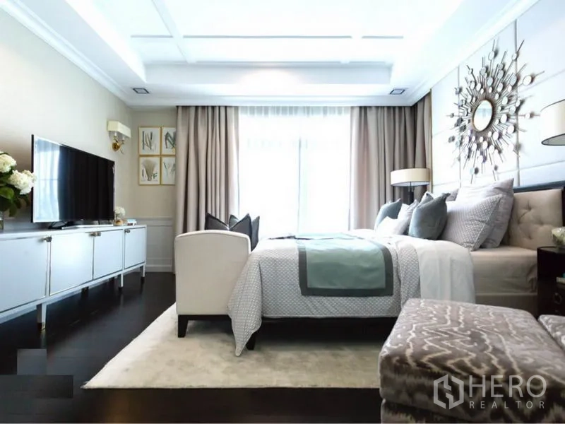 บ้าน ให้เช่าในMueang Samut Prakan, Samut Prakan - ห้องนอนมาสเตอร์กว้าง เตียงบุนวม ตู้วางทีวี และหน้าต่างผ้าม่านทึบ