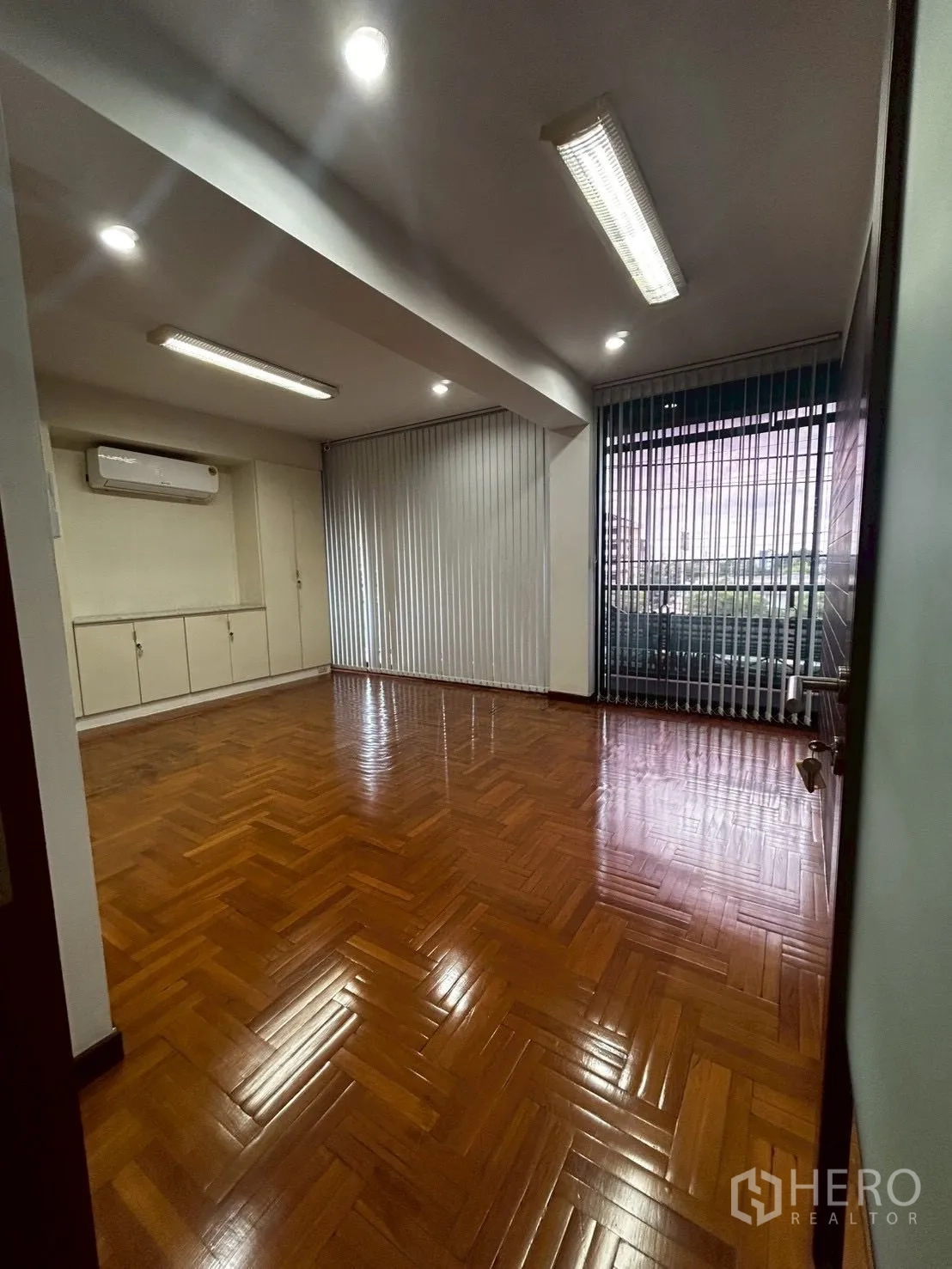 โชว์รูม for rent or sale in Bang Phli, Samut Prakan - ห้องทำงานส่วนตัว มีมู่ลี่ แอร์ และพื้นปาร์เกต์