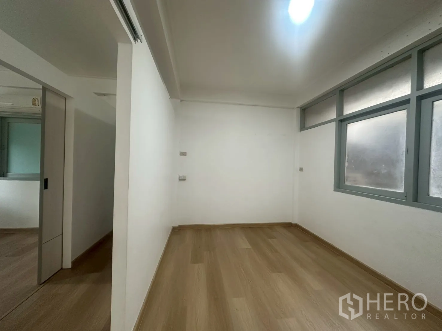 บ้าน ให้เช่าในWatthana, Bangkok - ห้องเล็กพร้อมหน้าต่างกระจกฝ้า พื้นไม้โทนอ่อน ติดกับโถงทางเดิน.