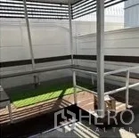 สำนักงานที่บ้าน ให้เช่าในWang Thonglang, Bangkok - ระเบียงครอบหลังคาแบบระแนงพร้อมพื้นหญ้าเทียมและราวกันตก