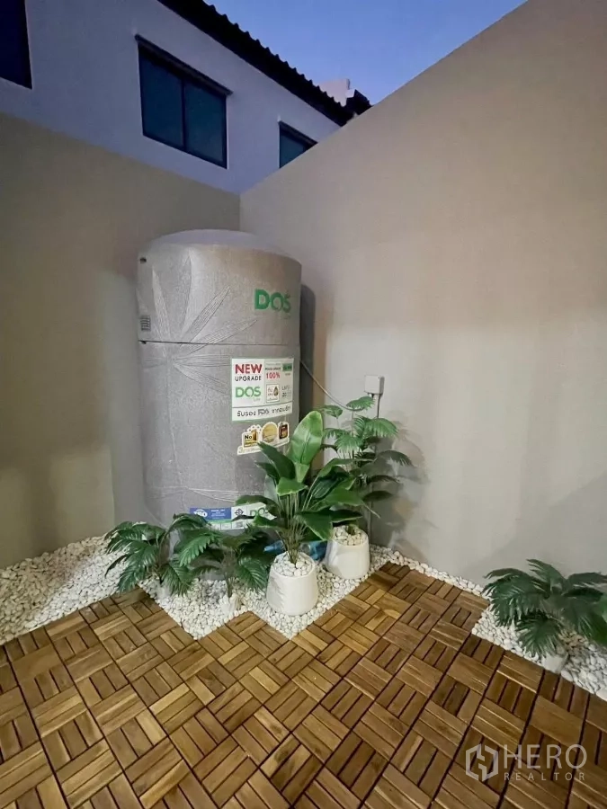 ทาวน์เฮาส์ ให้เช่าในSamut Prakan - ลานซักล้างหลังบ้าน ปูไม้เทียม โรยหินขาว พร้อมแทงก์น้ำ