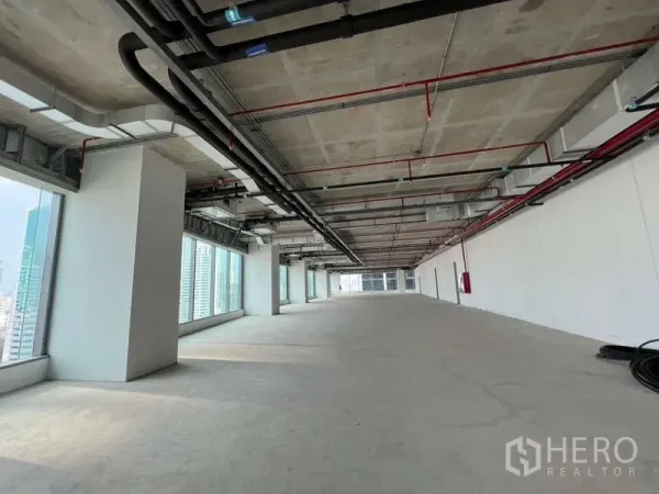 สำนักงาน ให้เช่าในPhaya Thai, Bangkok - พื้นที่สำนักงานเปล่าแบบยาว พร้อมท่อแอร์ดักซ์ สปริงเกลอร์ และหน้าต่างรอบด้าน