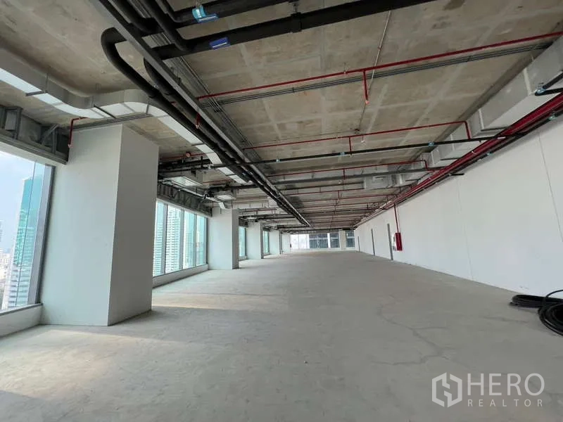 สำนักงาน ให้เช่าในPhaya Thai, Bangkok - พื้นที่สำนักงานเปล่าแบบยาว พร้อมท่อแอร์ดักซ์ สปริงเกลอร์ และหน้าต่างรอบด้าน