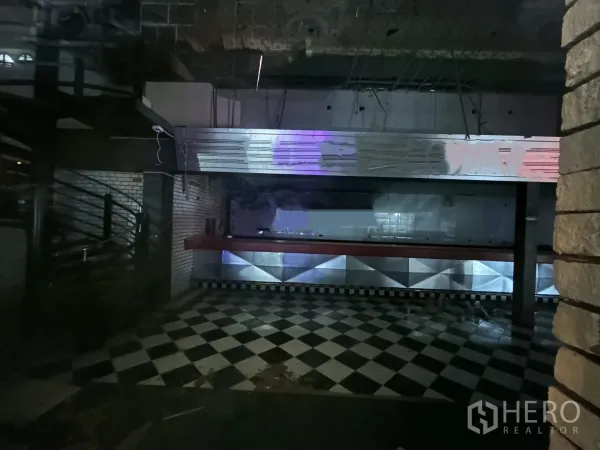 พื้นที่ขายปลีก ให้เช่าในWatthana, Bangkok - โซนบาร์สแตนเลส เพดานเปลือย ราวชั้นลอย และพื้นลายตารางภายในพื้นที่ค้าปลีก