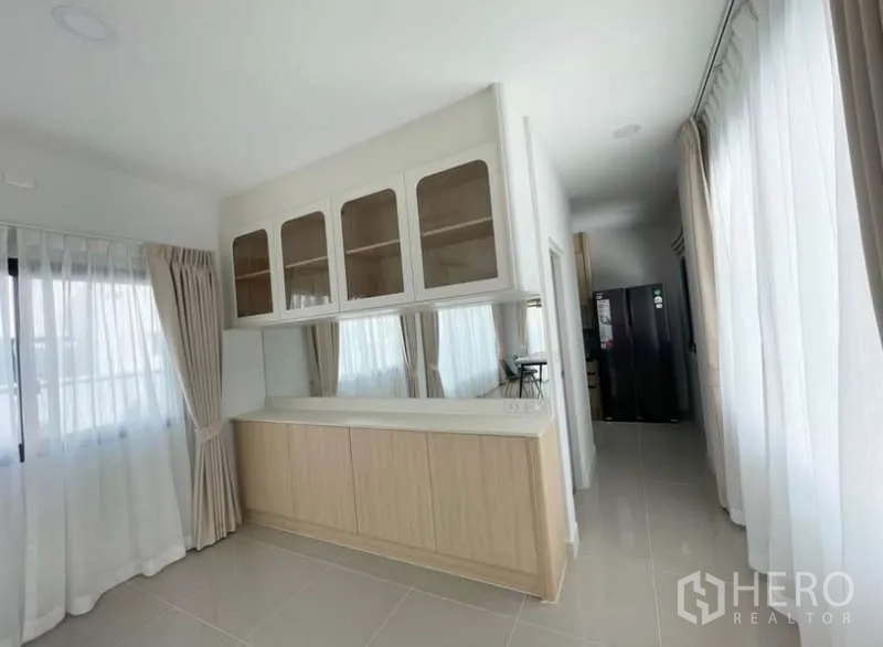Detached House for rent in Bang Phli, Samut Prakan - Bright pantry area with glass-front cabinets and mirrored backsplash.
