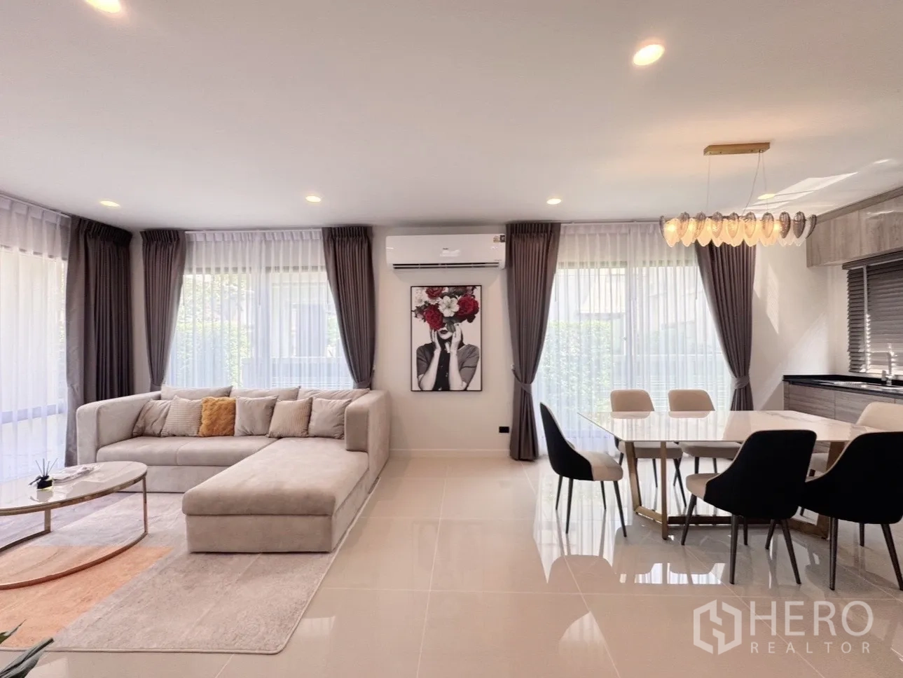 บ้าน ให้เช่าหรือขายในBang Kapi, Bangkok - ห้องนั่งเล่นและรับประทานอาหารแบบโอเพ่นสเปซ สว่างโปร่ง โซฟาเข้ามุมและโต๊ะอาหาร 6 ที่นั่ง