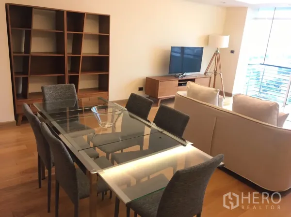 คอนโด ให้เช่าในPhaya Thai, Bangkok - พื้นที่ทานอาหารและมุมนั่งเล่น มีทีวี โคมไฟตั้งพื้น หน้าต่างติดระเบียง และชั้นวางบิลท์อิน