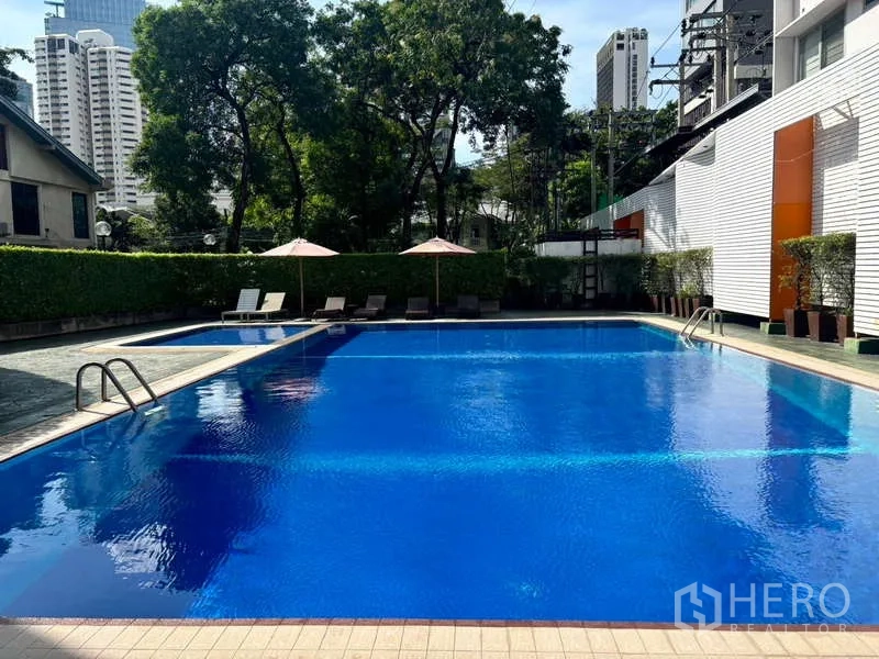 คอนโด ให้เช่าในWatthana, Bangkok - สระว่ายน้ำกลางแจ้งของคอนโด พร้อมเตียงอาบแดดและต้นไม้