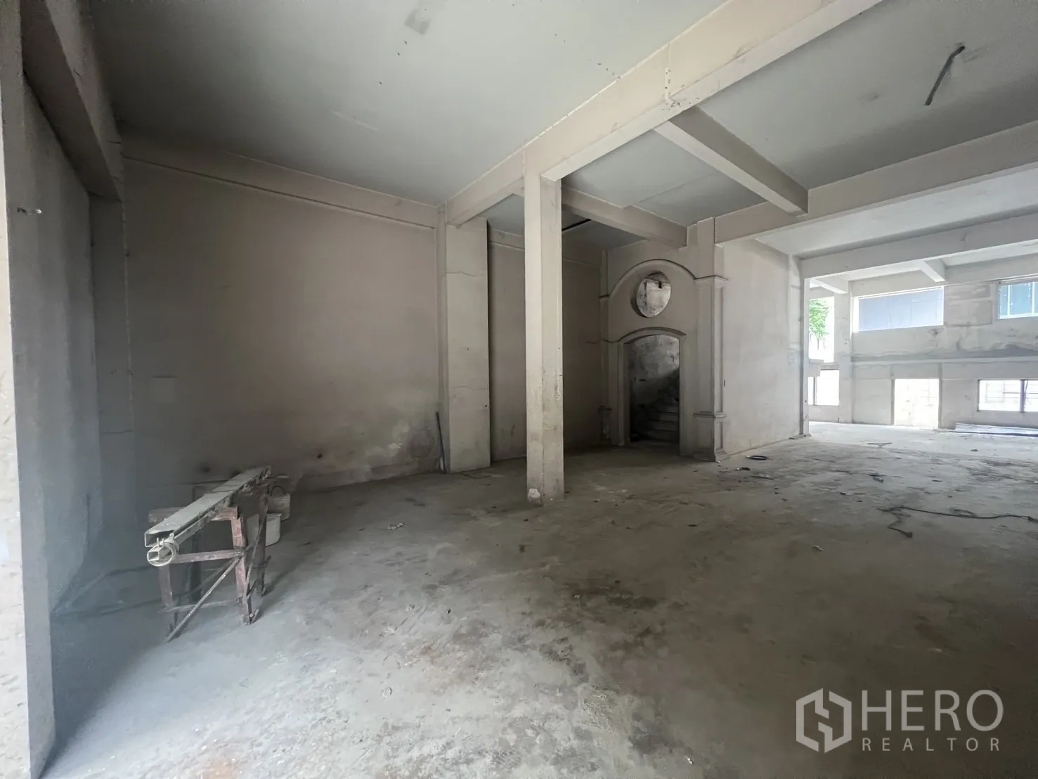 店屋 for rent in Bang Rak, Bangkok - 开放式室内空间，柱子与拱形楼梯区。