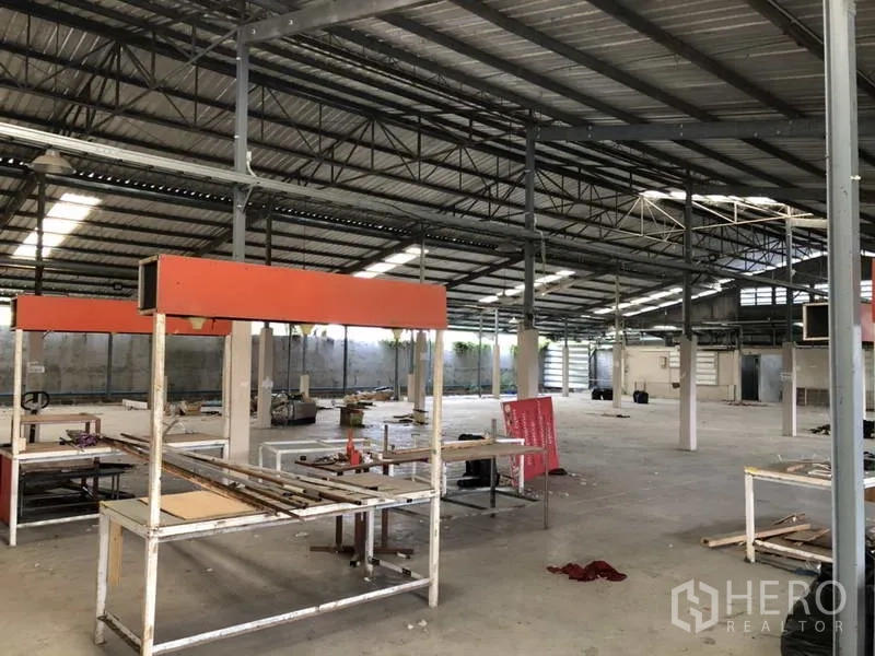 货栈 出租或出售在Khlong Luang, Pathum Thani - 宽敞仓库地面，钢结构桁架与高挑屋顶，带工作台。