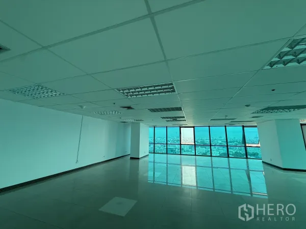 สำนักงาน ให้เช่าในHuai Khwang, Bangkok - พื้นที่ทำงานยาวต่อเนื่อง มีหน้าต่างเต็มสูงชมวิวกรุงเทพฯ กับพื้นกระเบื้องเงา