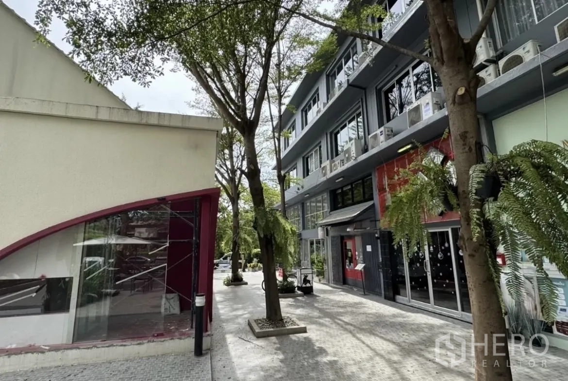 店屋 出租在Wang Thonglang, Bangkok - 绿树成荫的人行广场，临多层现代店屋。