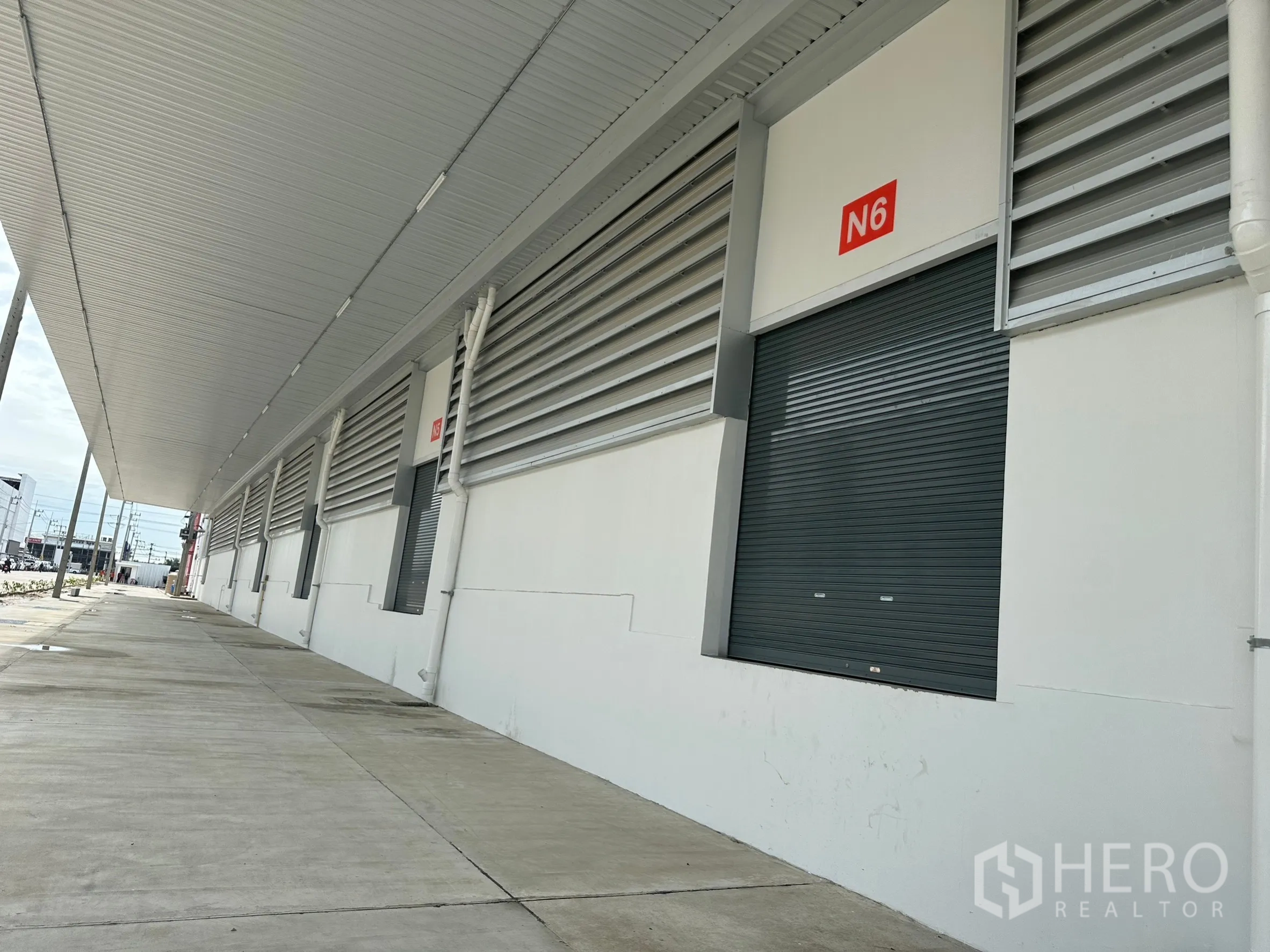 Factory for rent in Khlong Luang, Pathum Thani - Close view of loading dock marked N6 with metal roller door and louvered ventilation.