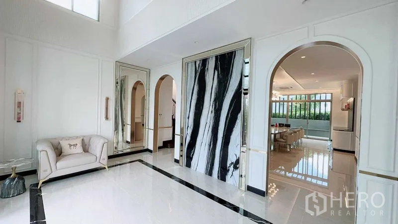 บ้าน ขายในLat Krabang, Bangkok - อีกมุมของโถงโล่งเชื่อมสู่ห้องรับประทานอาหาร