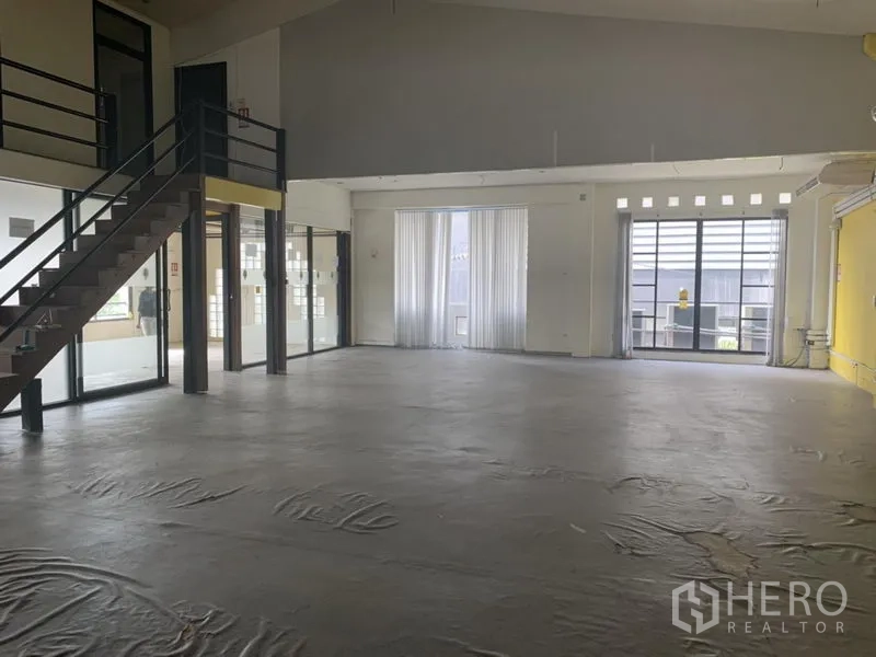 零售空间 出租在Khlong Toei, Bangkok - 挑高零售室内，开放式空间，夹层楼梯与玻璃隔间，大面积采光窗。