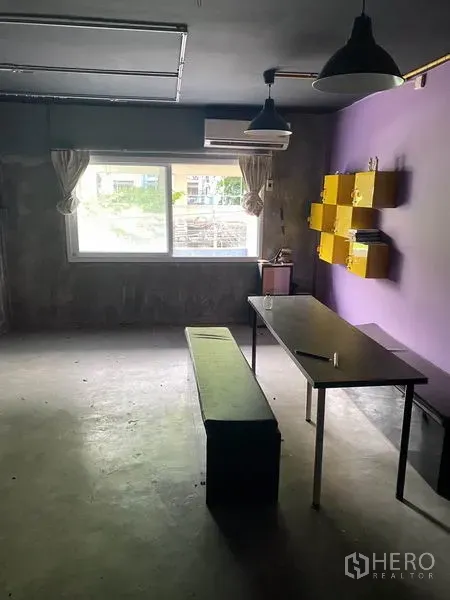 อาคารพาณิชย์ ให้เช่าในKhlong Toei, Bangkok - ห้องทำงานผนังสีม่วง หน้าต่างใหญ่ โคมไฟแขวนและชั้นวาง
