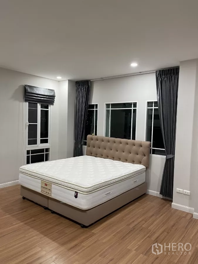 บ้าน ให้เช่าในBang Kapi, Bangkok - ห้องนอนมาสเตอร์กว้าง หน้าต่างรอบด้าน และฐานเตียงบุนวม