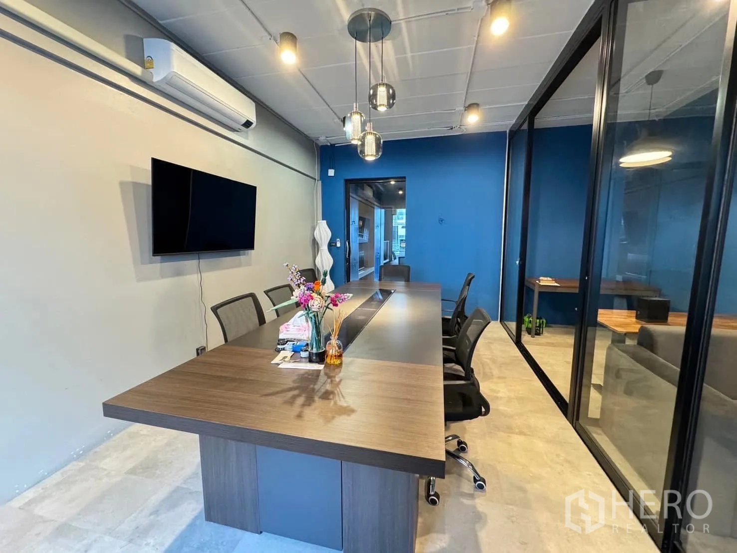 家庭办公室 for rent in Watthana, Bangkok - 会议室角度展示空调、电视屏与座椅。