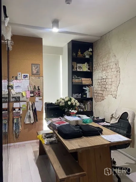 สำนักงาน ให้เช่าในPhaya Thai, Bangkok - ห้องประชุมส่วนตัว โต๊ะไม้ยาว ผนังบอร์ดคอร์ก และชั้นบิลต์อิน