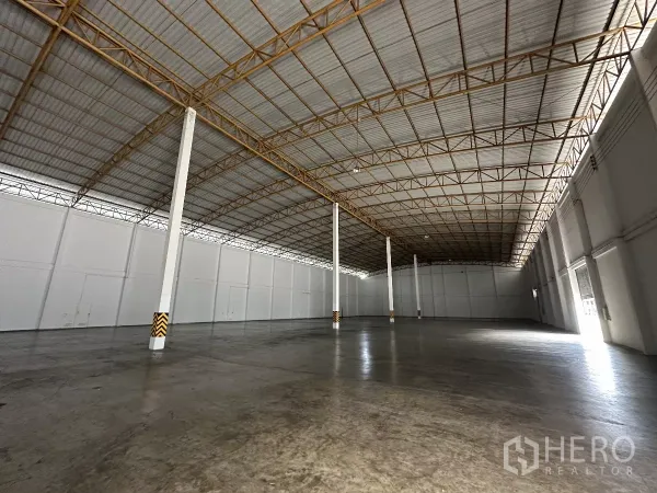 คลังสินค้า ให้เช่าในPhra Nakhon Si Ayutthaya - พื้นที่จัดเก็บแบบโอเพ่นแพลน เสาเว้นระยะกว้าง หลังคาโครงถัก และพื้นรับน้ำหนักสูง