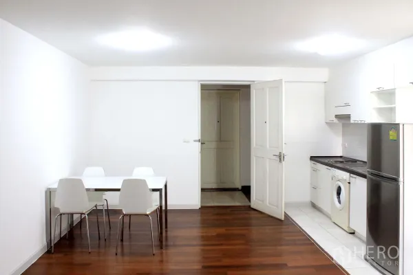 คอนโด ให้เช่าหรือขายในWatthana, Bangkok - โถงนั่งเล่นแบบเปิดโล่ง มีโต๊ะทานอาหาร ครัวสีขาว ตู้เย็น และเครื่องซักผ้า