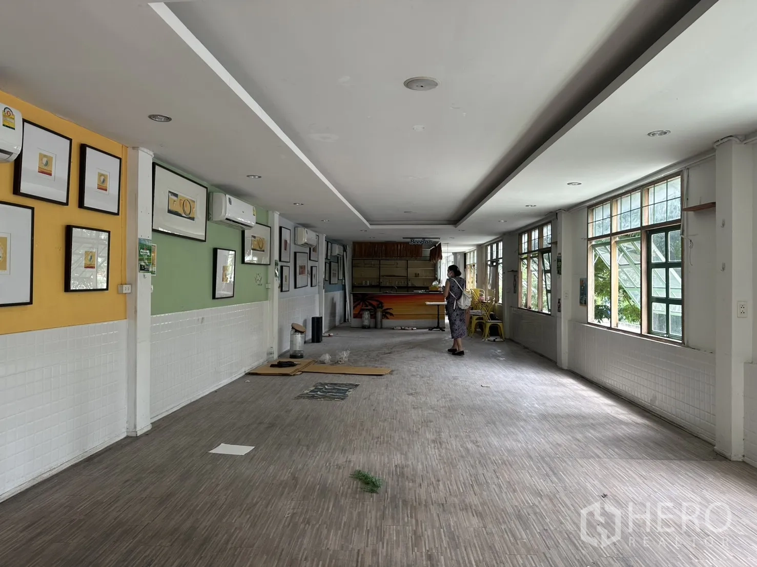 พื้นที่ขายของ for rent in Sathon, Bangkok - ผนังสไตล์แกลเลอรีติดกรอบรูป พร้อมแอร์หลายเครื่อง และโถงโล่งสว่างไปยังเคาน์เตอร์บริการ