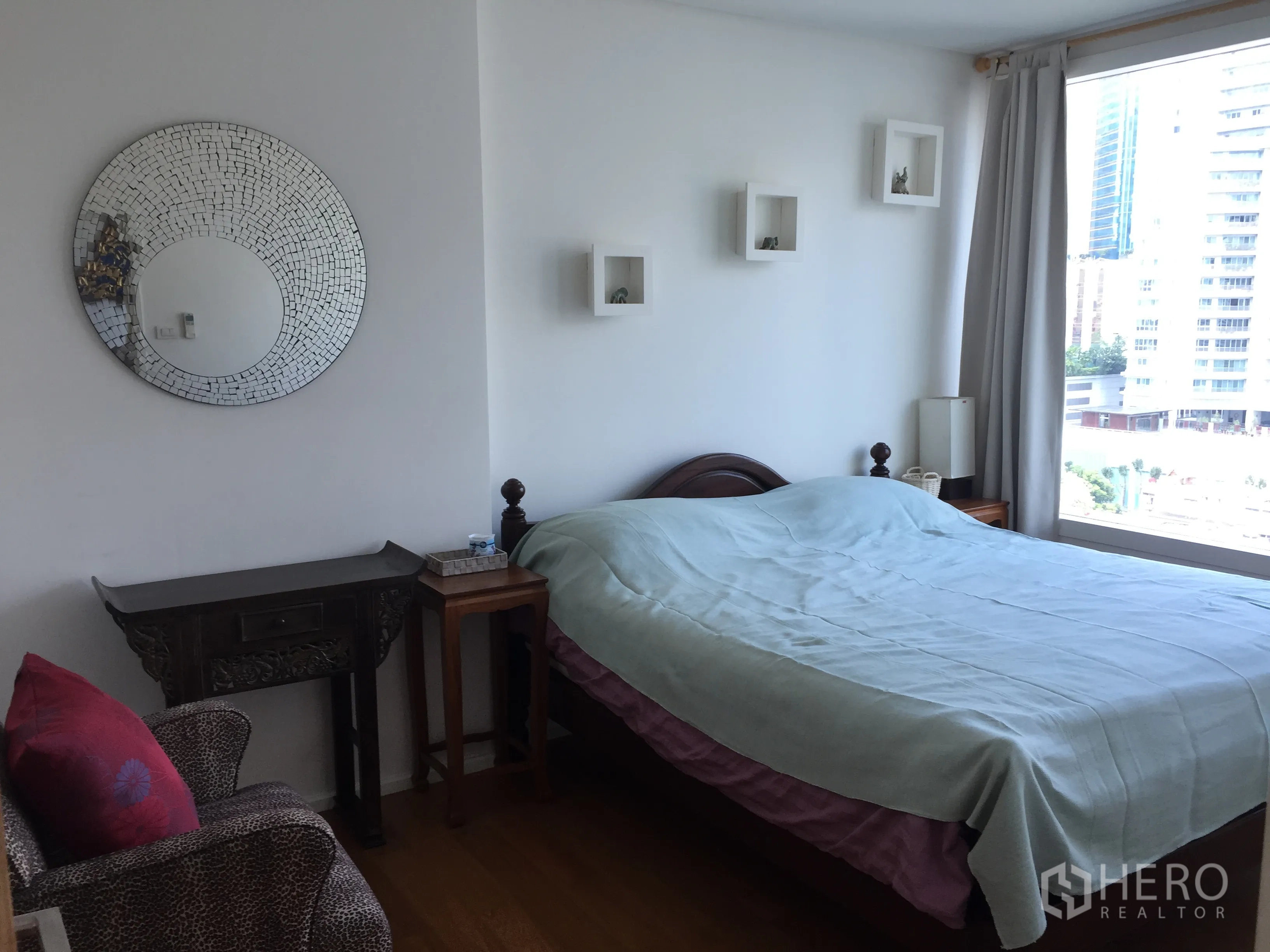 คอนโด ให้เช่าในWatthana, Bangkok - ห้องนอนแสงธรรมชาติ หน้าต่างบานใหญ่ มองเห็นวิวเมือง มีโต๊ะข้างเตียง