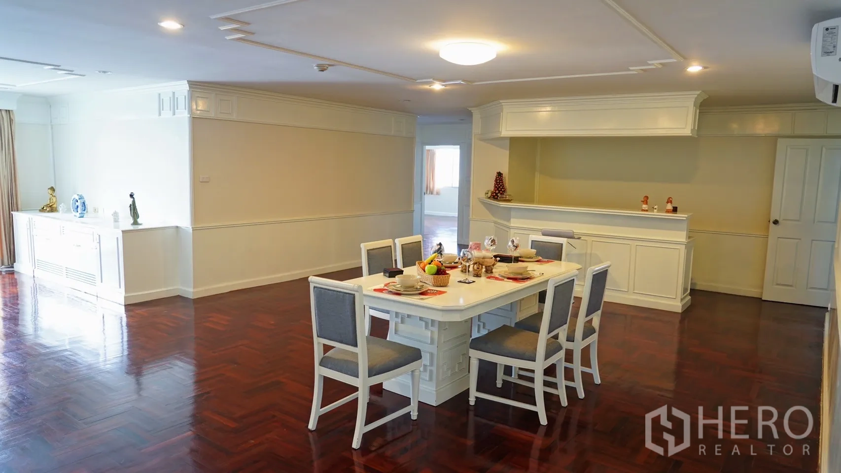 อพาร์ทเมนท์ ให้เช่าในWatthana, Bangkok - พื้นที่ทานอาหาร โต๊ะหกที่นั่ง เคาน์เตอร์บาร์ตกแต่ง ไฟฝังฝ้า และพื้นไม้