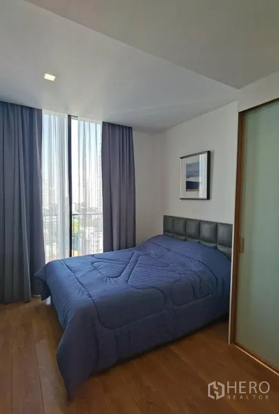 คอนโด ให้เช่าในWatthana, Bangkok - ห้องนอนอบอุ่น เตียงขนาดใหญ่ หัวเตียงบุนุ่ม หน้าต่างบานสูง ผ้าม่านทึบและวิวเมือง