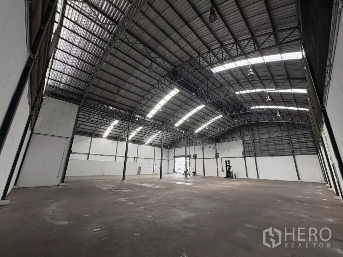 คลังสินค้า ให้เช่าในBang Phli, Samut Prakan - พื้นที่อุตสาหกรรมกว้าง มีเสาเหล็กหลายต้นและหลังคาโค้งกันความร้อน.