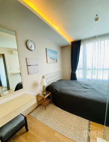 คอนโด ให้เช่าในWatthana, Bangkok - ห้องนอนสว่าง เตียงคู่ หน้าต่างบานใหญ่ ไฟหลืบ และโต๊ะข้างเตียง