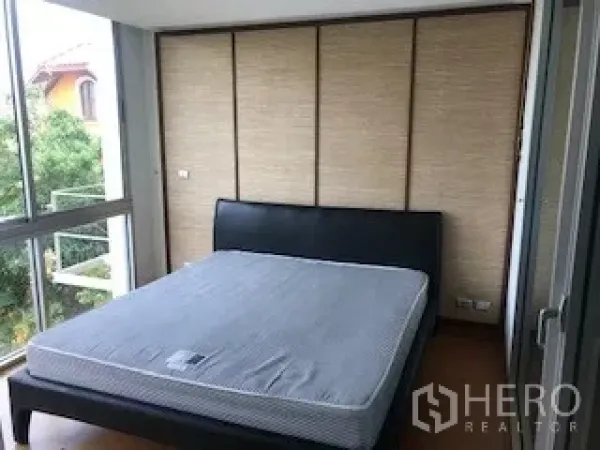 ทาวน์เฮาส์ ให้เช่าหรือขายในYan Nawa, Bangkok - ห้องนอนพร้อมเตียง ผนังกระจกบานใหญ่ วิวต้นไม้