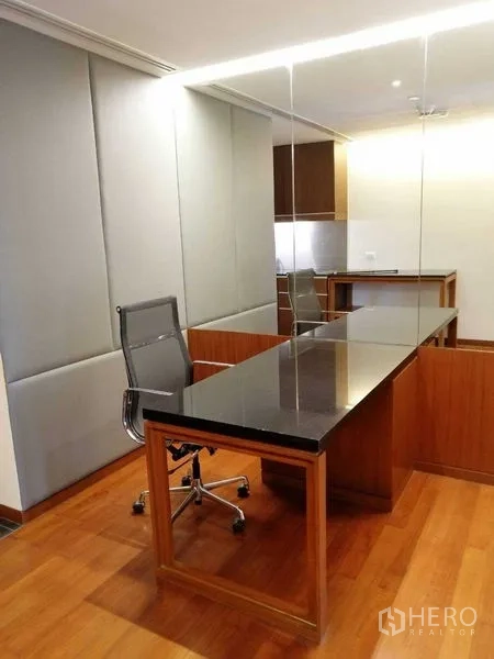 คอนโด ให้เช่าในPathum Wan, Bangkok - มุมทำงาน โต๊ะหินสีดำ เก้าอี้ทำงาน และผนังกระจกเงา