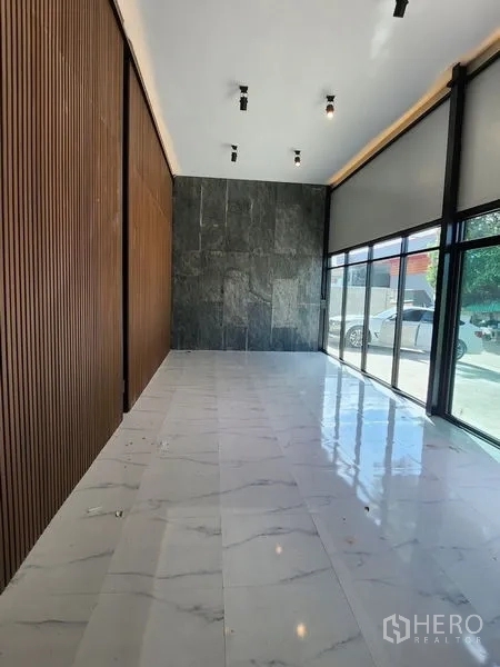 คลังสินค้า ให้เช่าในLam Luk Ka, Pathum Thani - โชว์รูมชั้นล่าง ปูกระเบื้องลายหินอ่อน ผนังหินและกระจกเต็มสูง