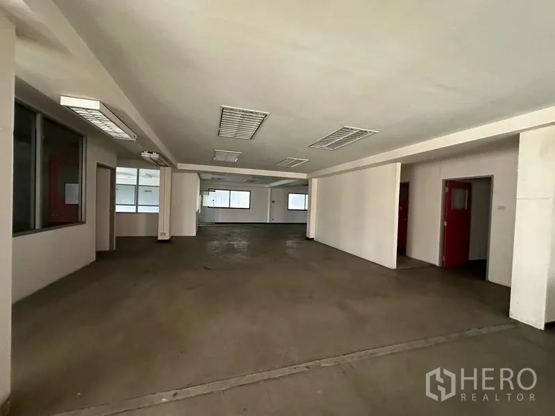 Warehouse for rent in Suan Luang, Bangkok - Open space with doors and windows, suitable for workstations or storage zones.