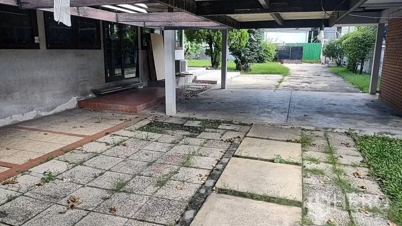 独立式住宅 出租 - 覆盖式露台与停车区，混凝土与石板路面