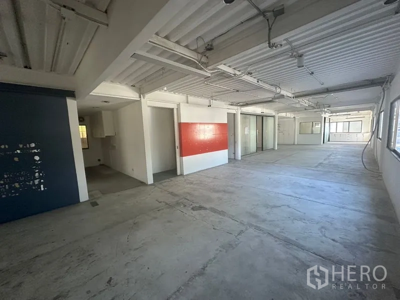 Warehouse for rent in Saphan Sung, Bangkok - Open-plan floor with exposed ceiling services and windows for natural light.