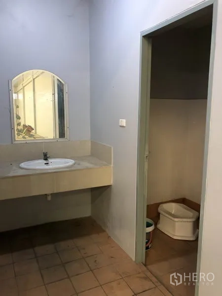 Factory for rent in Lat Lum Kaeo, Pathum Thani - Restroom area with sink and squat toilet