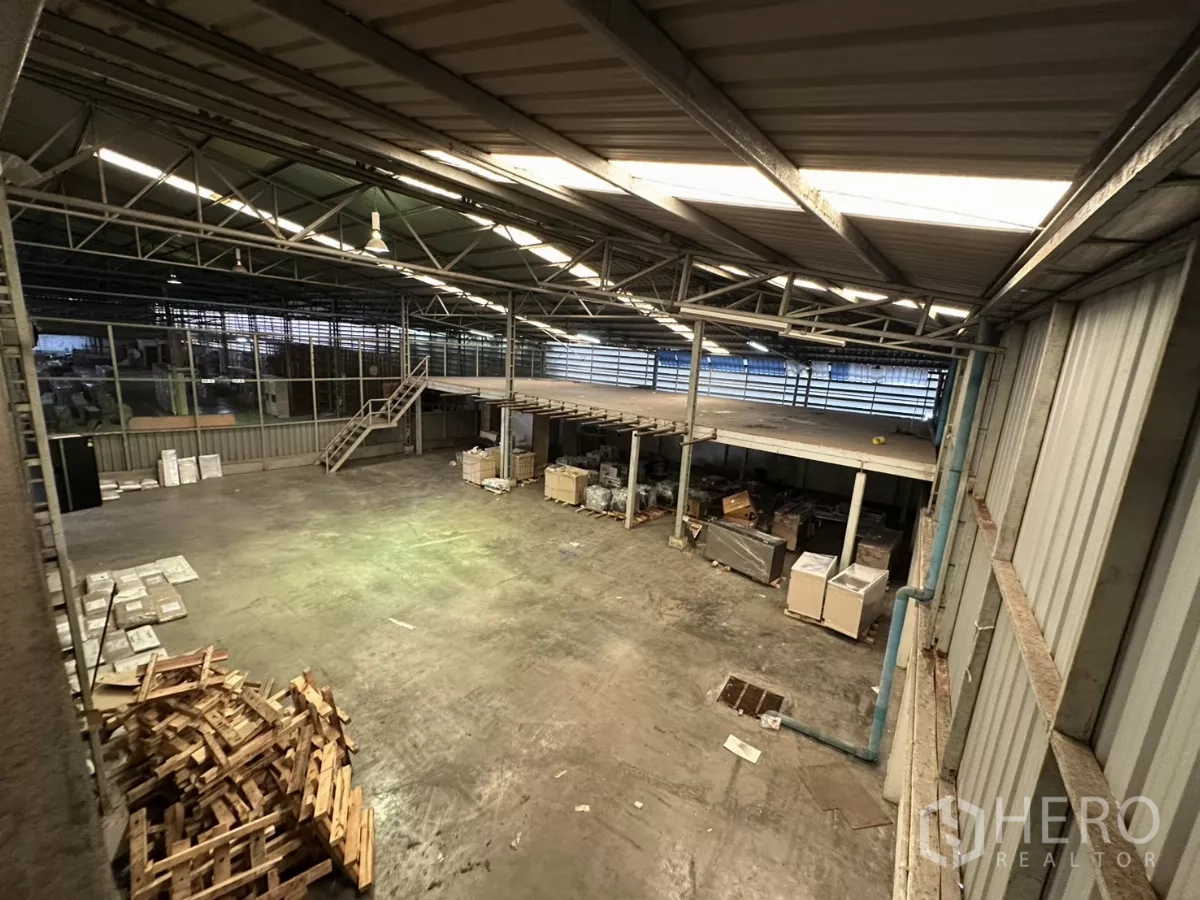 คลังสินค้า ให้เช่าในYan Nawa, Bangkok - มุมสูงของพื้นโกดังและชั้นลอยใต้โครงหลังคาเหล็ก